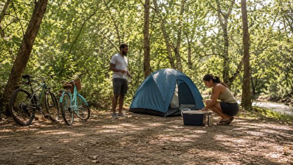 Emplacements ombragés pour tentes en Ardèche au bord de la rivière